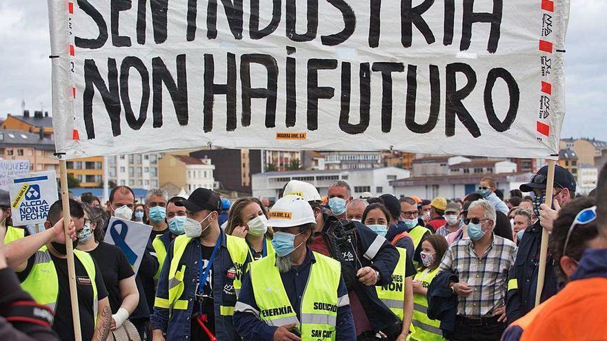 Trabajadores de Alcoa San Cibrao, en una protesta contra el desmantelamiento de la planta.