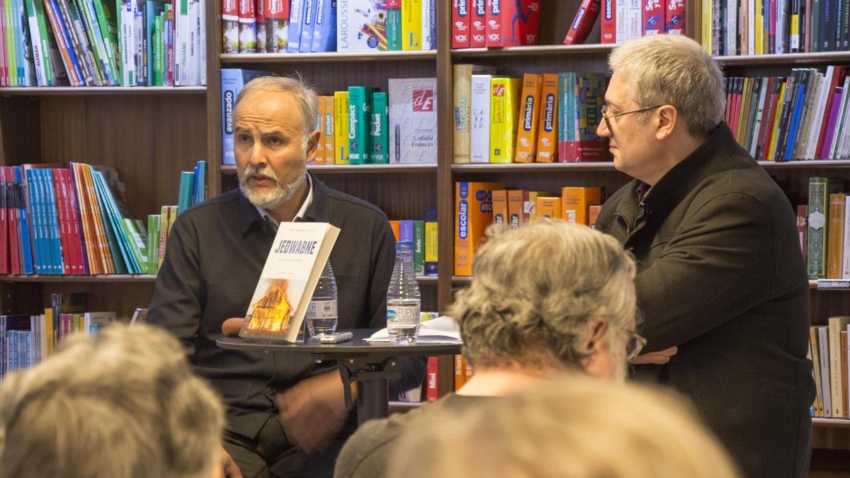 David Serrano (esquerra) amb Joaquim Noguera en la presentació del llibre a la Parcir, el març