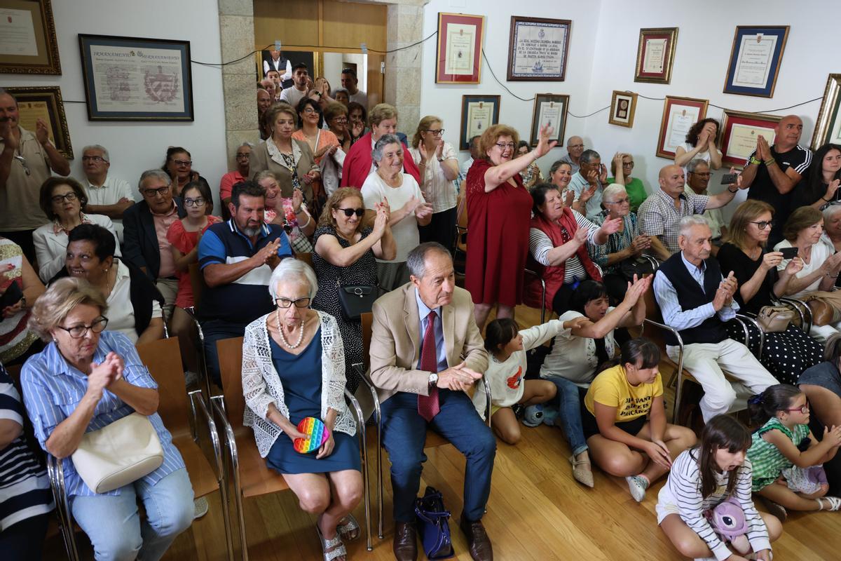 El entregado público durante la sesión de investidura de Almuiña en Baiona.