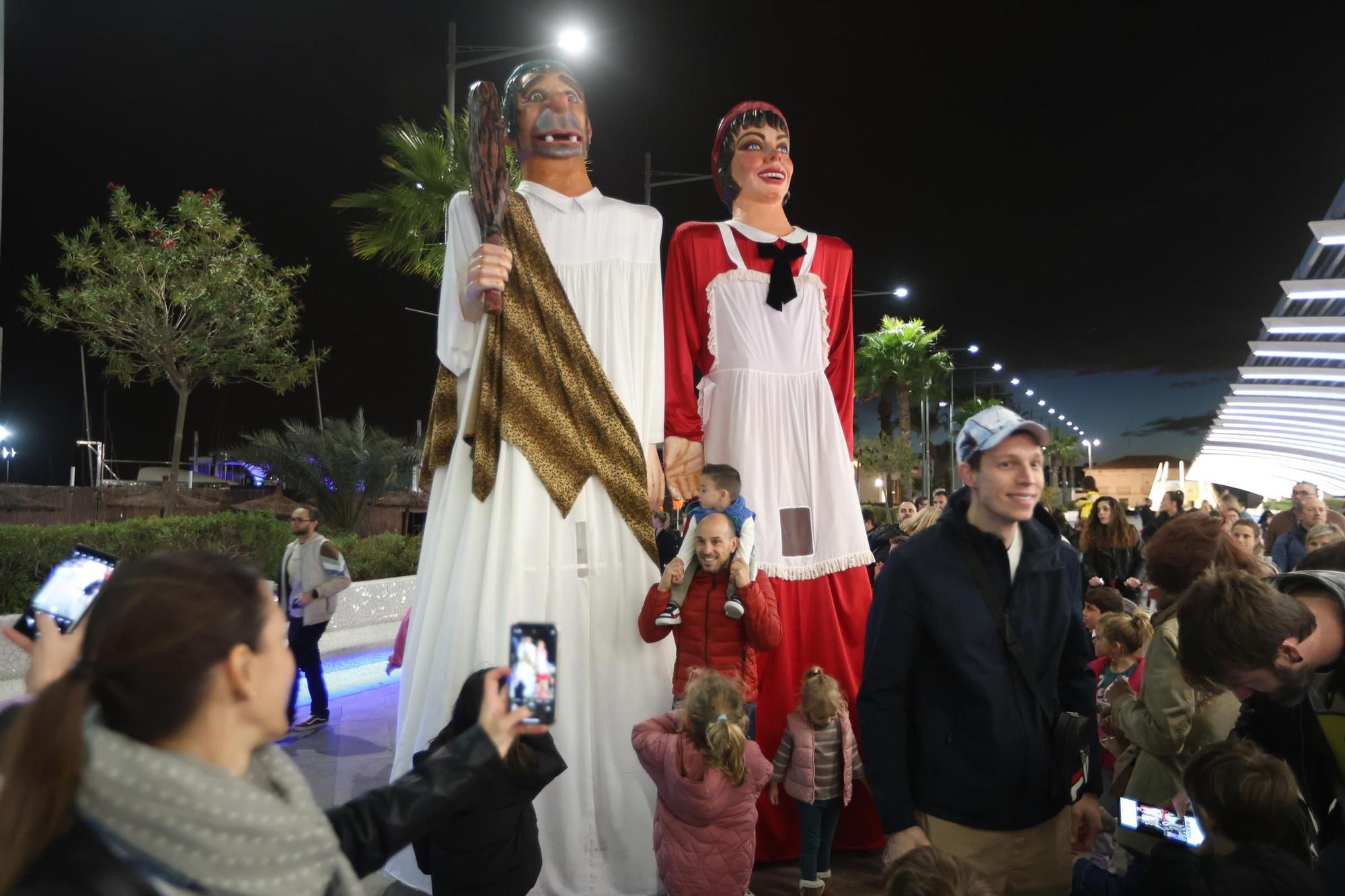 Llegan Lilí, El Lobo, El Ogro, la Serafina y el Ora Por Nobis. Es la Charamita. Es fiesta en Torrevieja