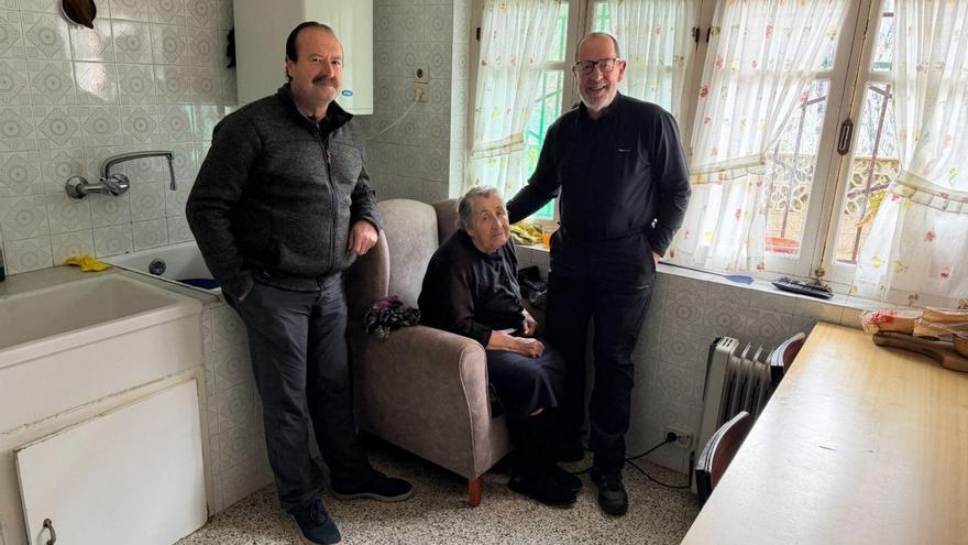 María Teresa Martínez Noriega, con sus hijos Melchor –a la izquierda– y Tomás Lobeto. | R. D.