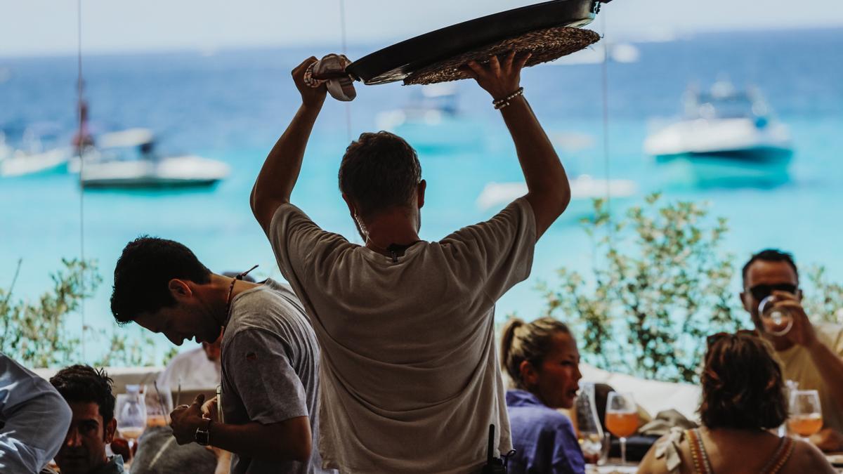 La oferta gastronómica de Cala DUO, en Formentera, está basada en la cocina mediterránea.