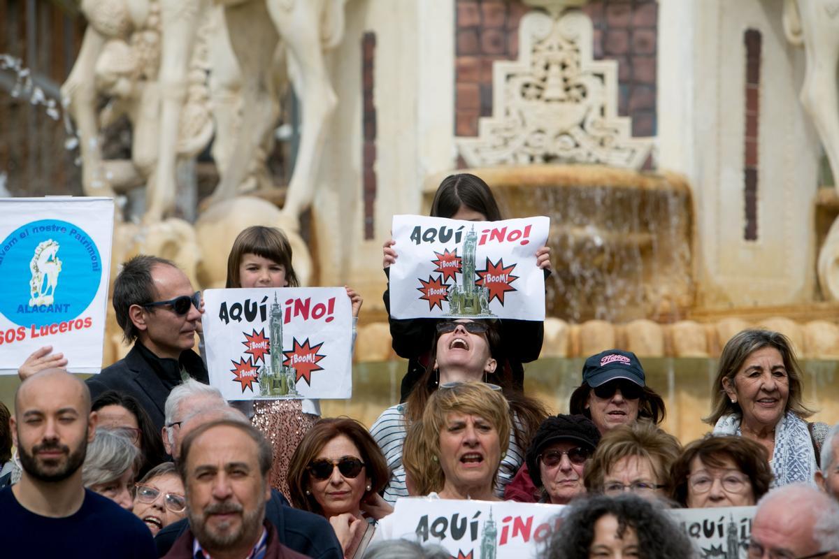 Concentración en contra de los disparos de las mascletás en luceros