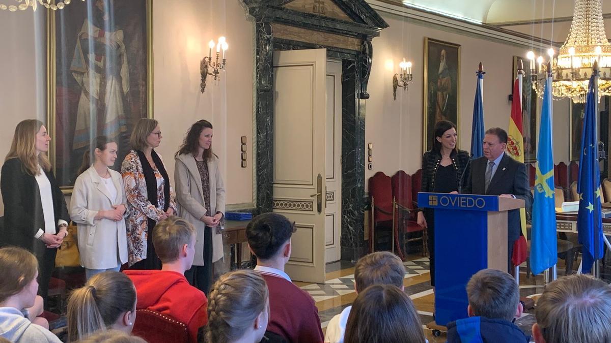El Ayuntamiento de Oviedo recibe a los alumnos de Stadthagen (Alemania) de intercambio con el colegio Dulce Nombre de Jesús