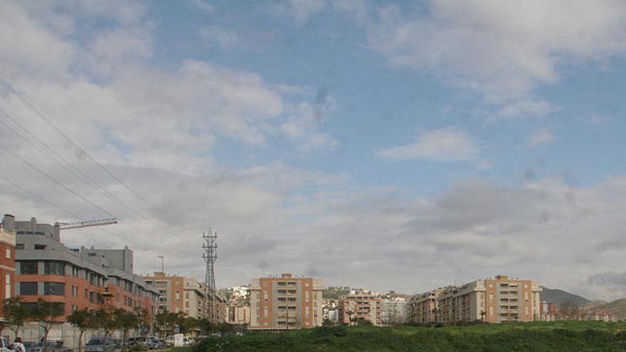 Calle Eolo. La enorme parcela municipal sigue teniendo un destino incierto.