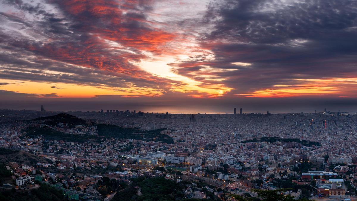 Cielo medio cubierto de nubes altas y medias en Barcelona, al amanecer del 15 de enero del 2024