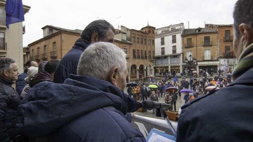 El alcalde de Villabrázaro leyendo el manifiesto el sábado.