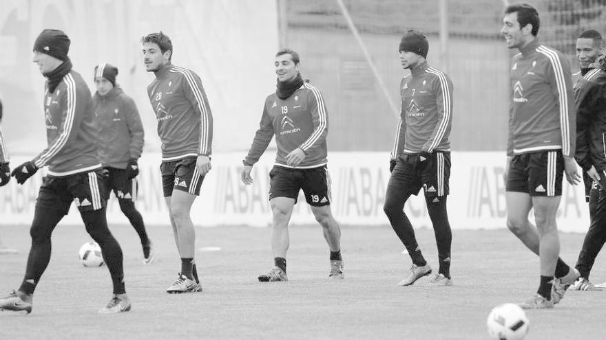 Wass, Orellana, Borja Fernández, Jonny, Bongonda, Borja Iglesias y Beauvue, en tun entrenamiento. // Ricardo Grobas