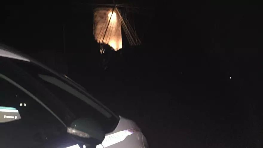 Un joven se atrinchera con una motosierra en su casa de Mallorca, causa varios incendios y amenaza a su madre con matarla