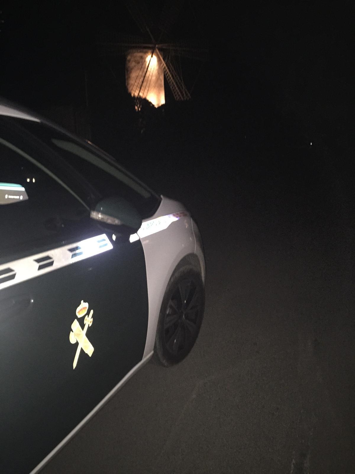 Vehiculo de la Guardia Civil junto al paraje incendiado de Pollença.