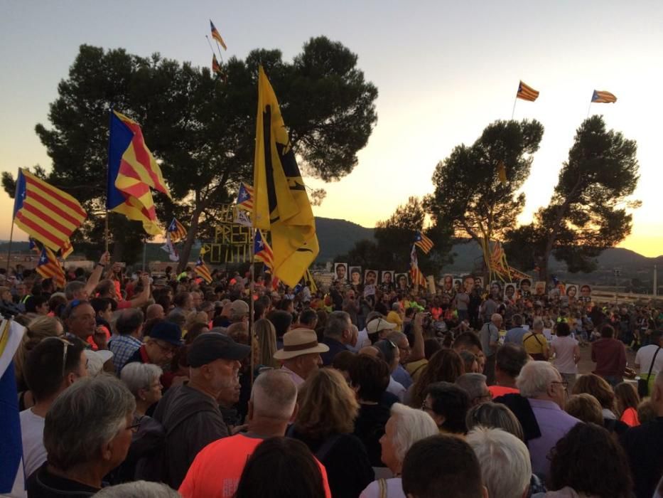 Una multitud omple Lledoners com mai en la vigília de 1-O