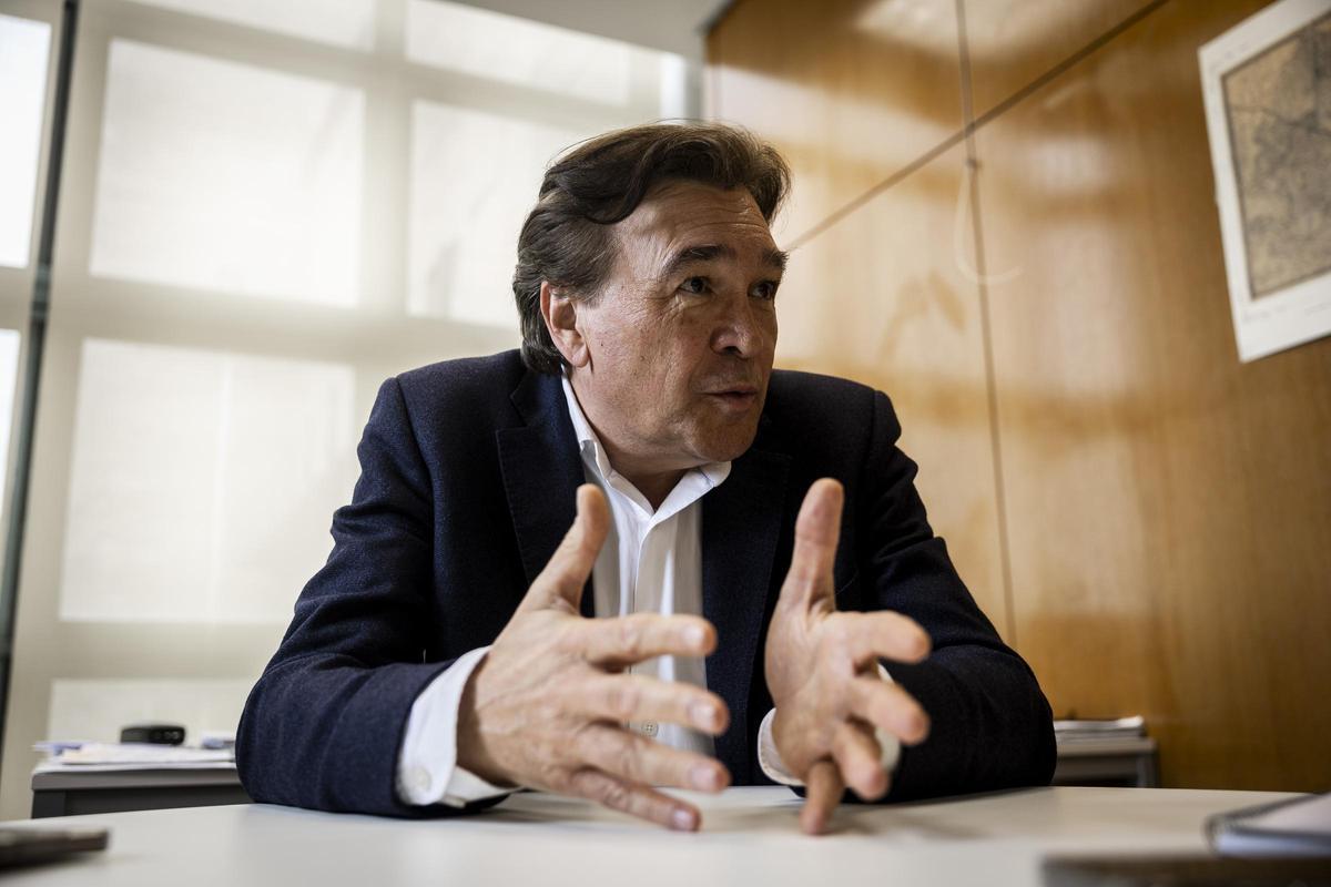 Guitarte, en su despacho, en un momento de la entrevista.