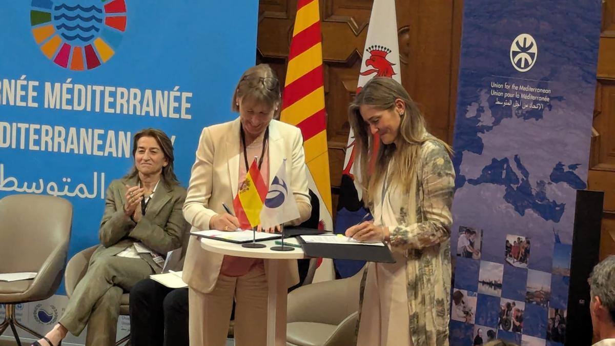 La ministra para la Transición Ecológica y el Reto Demográfico, Sara Aagesen, firma el convenio para aportar 8,5 millones al al Fondo Azul de Cooperación para el Mediterráneo.