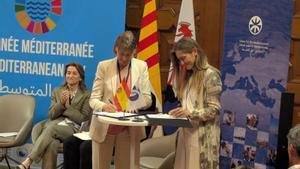 La ministra para la Transición Ecológica y el Reto Demográfico, Sara Aagesen, firma el convenio para aportar 8,5 millones al al Fondo Azul de Cooperación para el Mediterráneo.