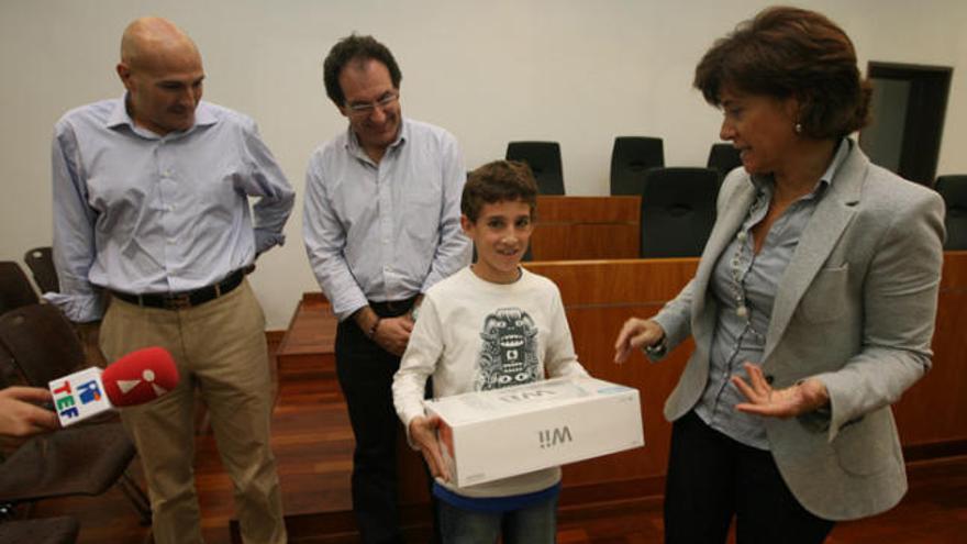 Toni Tur recibió ayer la consola Wii por su dibujo sobre las desaladoras.