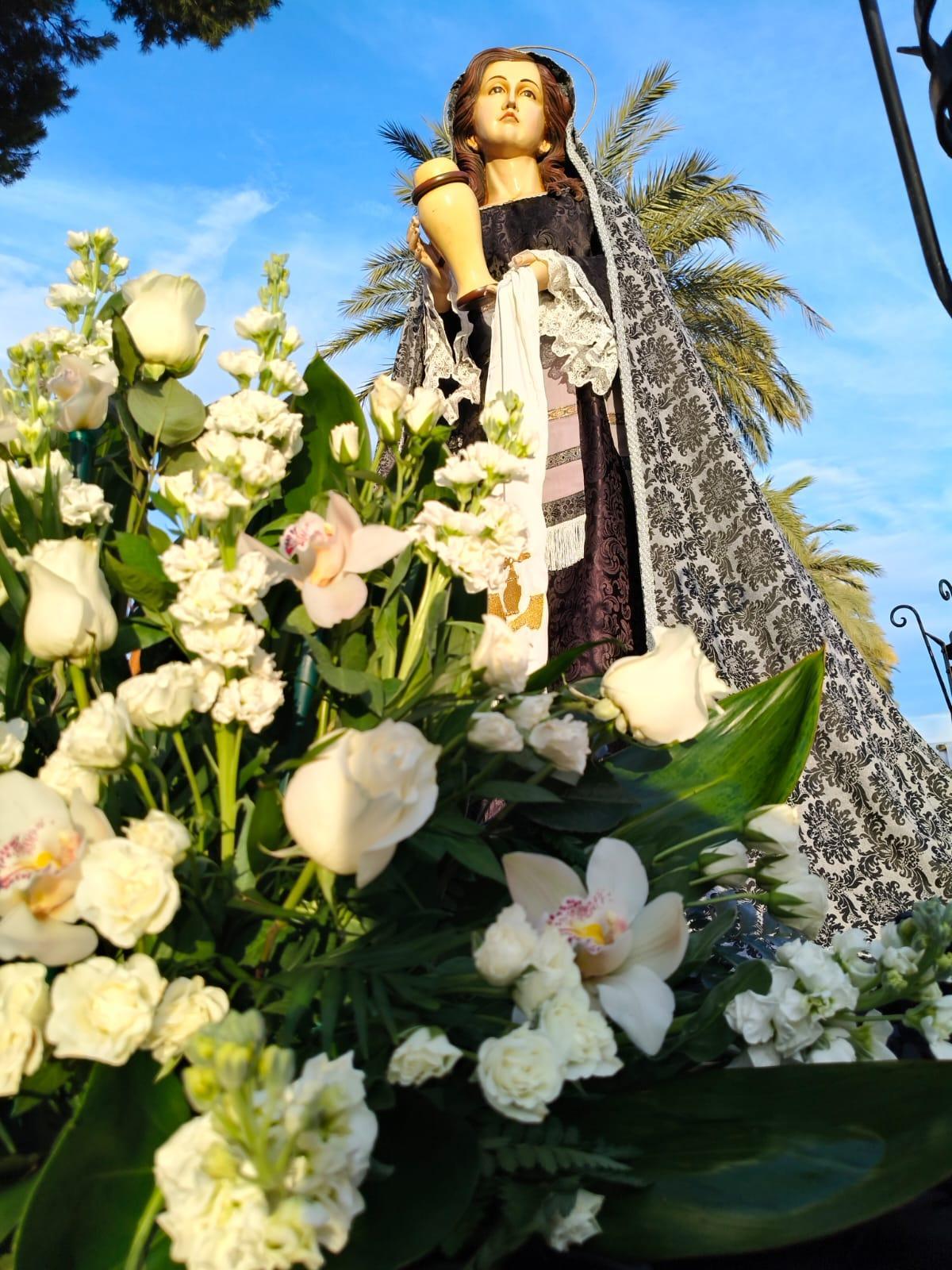 La imagen de María Magdalena con un jarrón y un sudario en sus manos