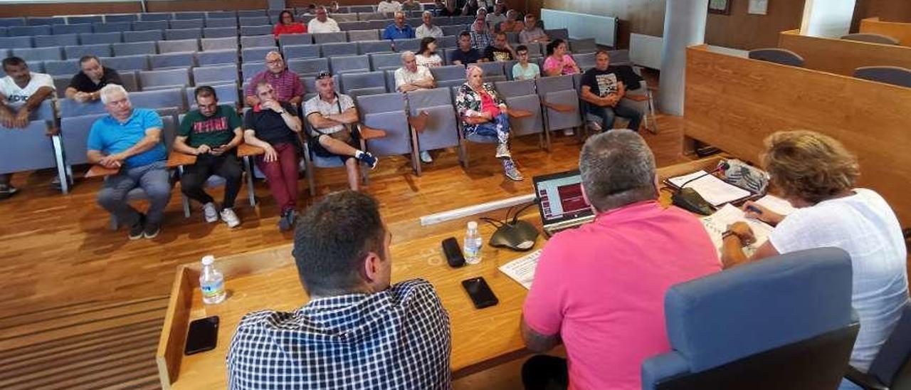 La asamblea general del Alondras, ayer en el salón de plenos de Cangas. // Santos Álvarez