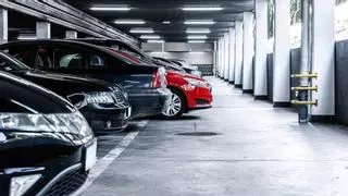 ¿Puedes aparcar coche y moto en tu plaza? Esto es lo que permite la ley y lo que puede meterte en problemas