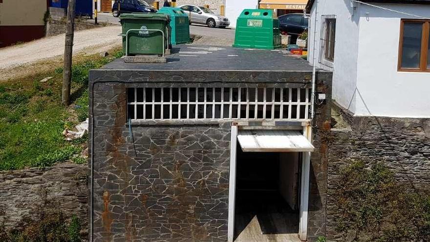 La zona de contenedores, con varias losas sueltas, sobre el local en el que se ubican las cámaras frigoríficas.