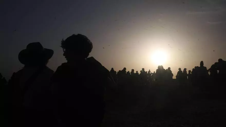 Ategua mira al eclipse