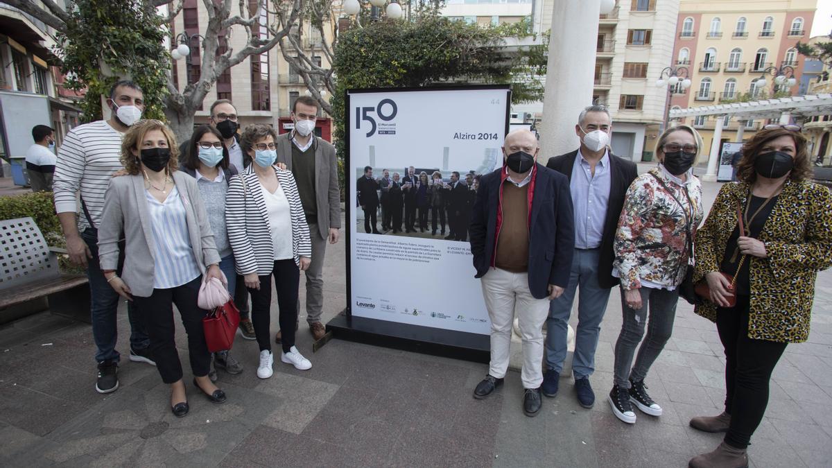 Miembros del PP de la comarca se reunieron en la inauguración de la exposición.