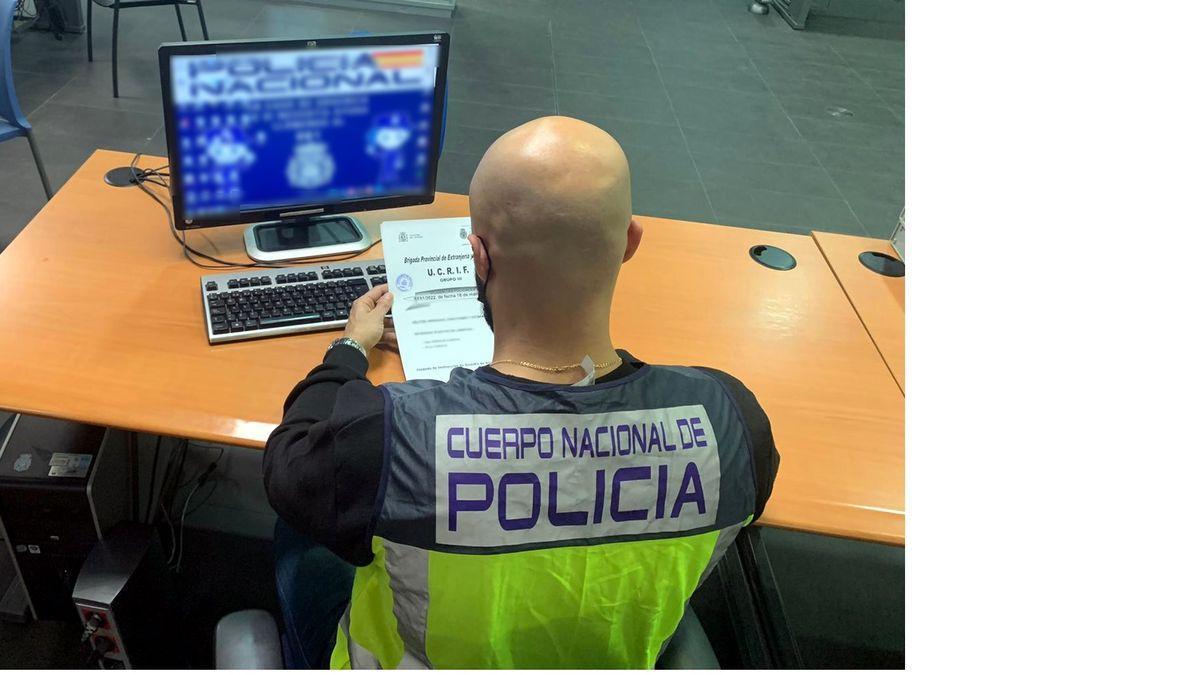 Un investigador de la UCRIF de la Policía, unidad que ha realizado la investigación.