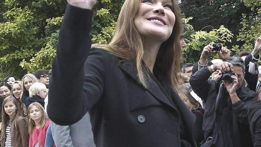 El embarazo inacabable de Carla Bruni