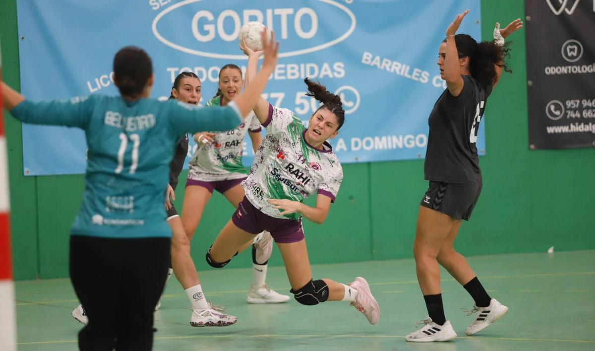 Lucía Vacas intenta un lanzamiento.