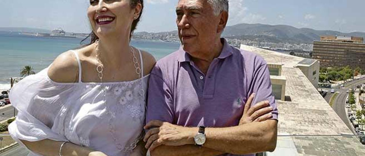 María José Montiel, cantante, y Antoni Parera Fons, compositor, ayer en las terrazas del Melià Palma Bay, sobre la bahía de Palma.