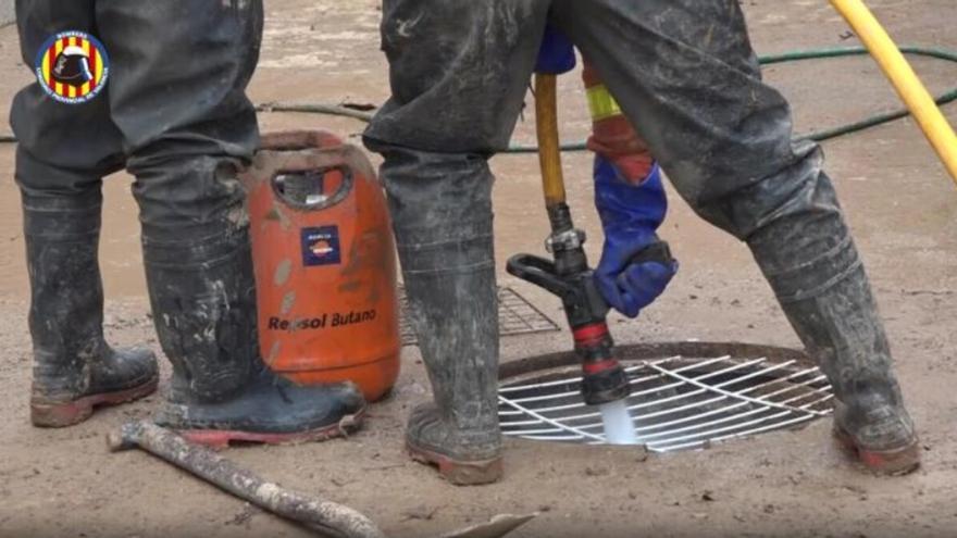 Bomberos limpian el alcantarillado de las zonas afectadas por la DANA