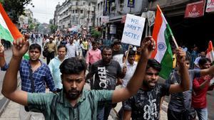 La Policía cortó este martes el paso con gases lacrimógenos y cargas a cientos de manifestantes que protestaban contra las autoridades del estado de Bengala Occidental, en el este de la India, por su gestión de la investigación de la violación y el asesinato de una joven médica en un hospital de la región.