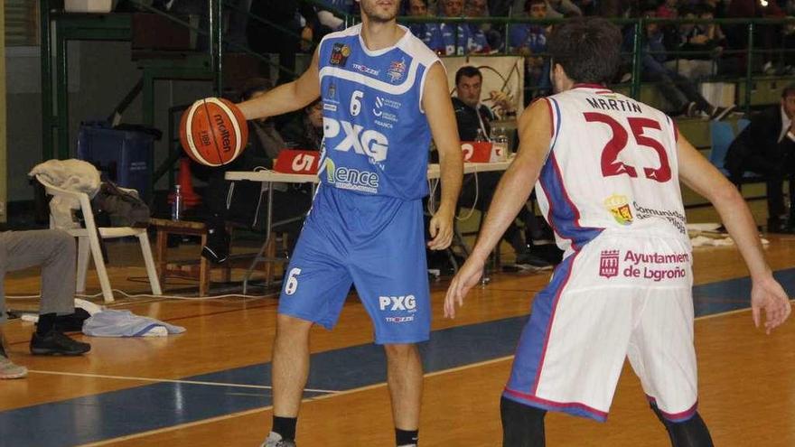 Manu Ferreiro durante el partido de la primera vuelta ante el Calzados Robusta. // Santos Álvarez