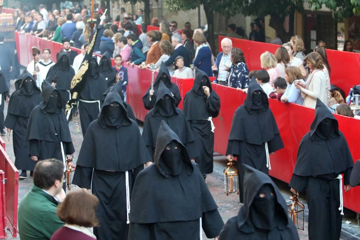 El cortejo de la hermandad Universitaria tiene multitud de detalles