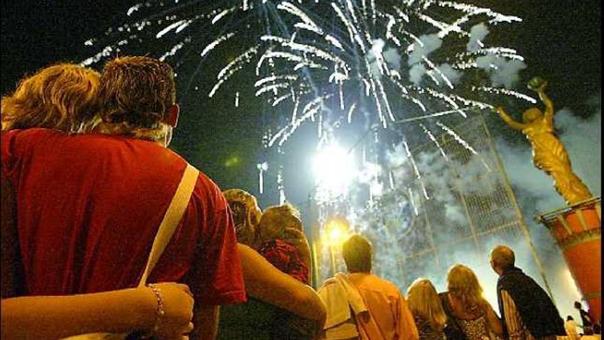 El castillo de fuegos artificiales que patrocinó El Corte Inglés puso el broche al Año XVIII de Carthagineses y Romanos