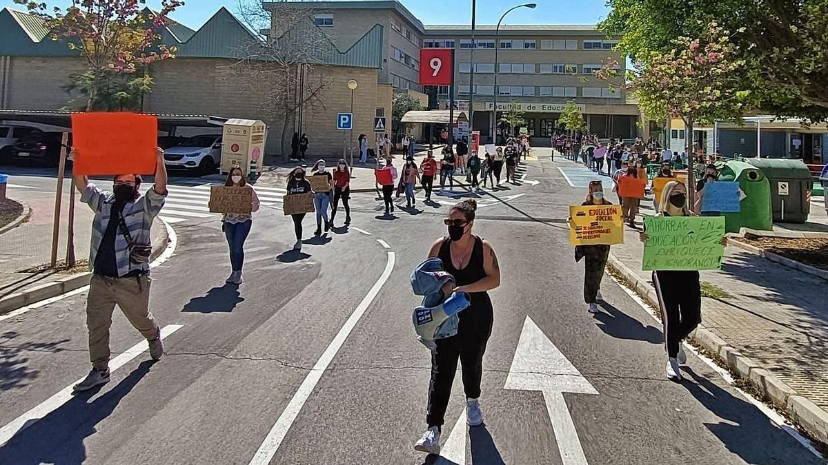 Alumnos de la Facultad de Educación durante una protesta en el campus de Espinardo.