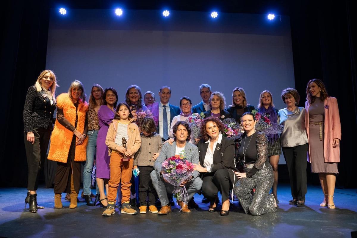 Imagen de los galardonados en la I Gala de la Mujer de Benalmádena.