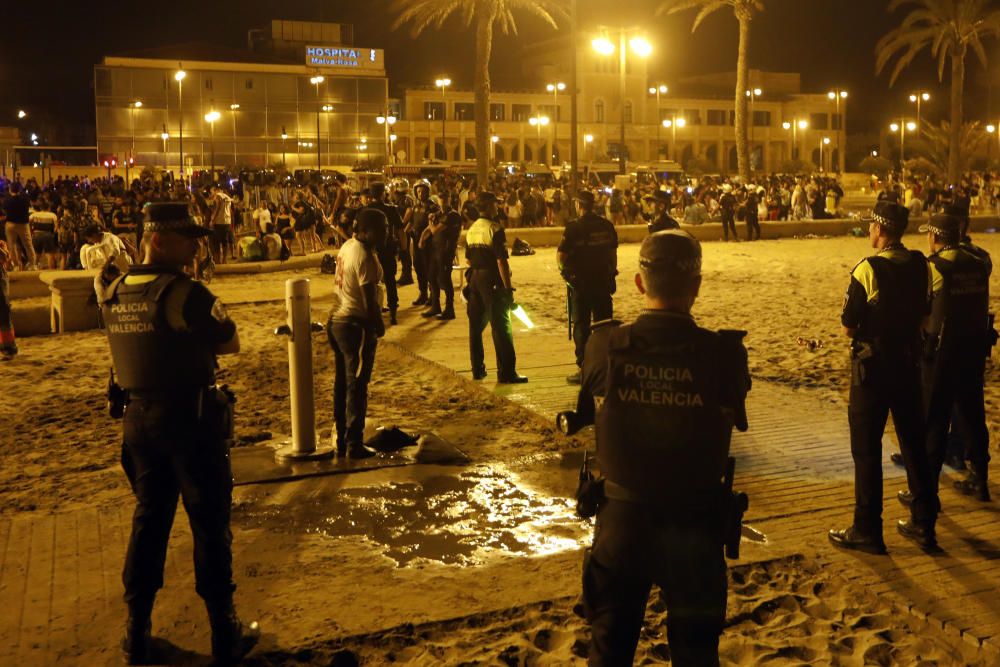 Recogida de residuos en la noche de San Juan en València