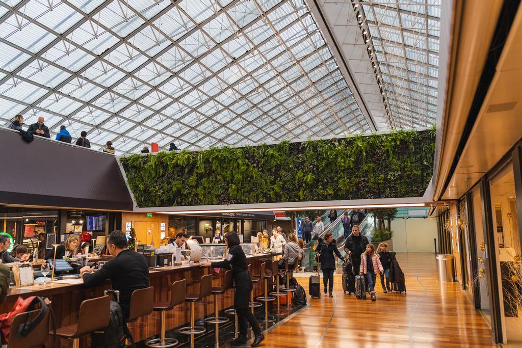 Gente comiendo en el aeropuerto Charles de Gaulle, París.