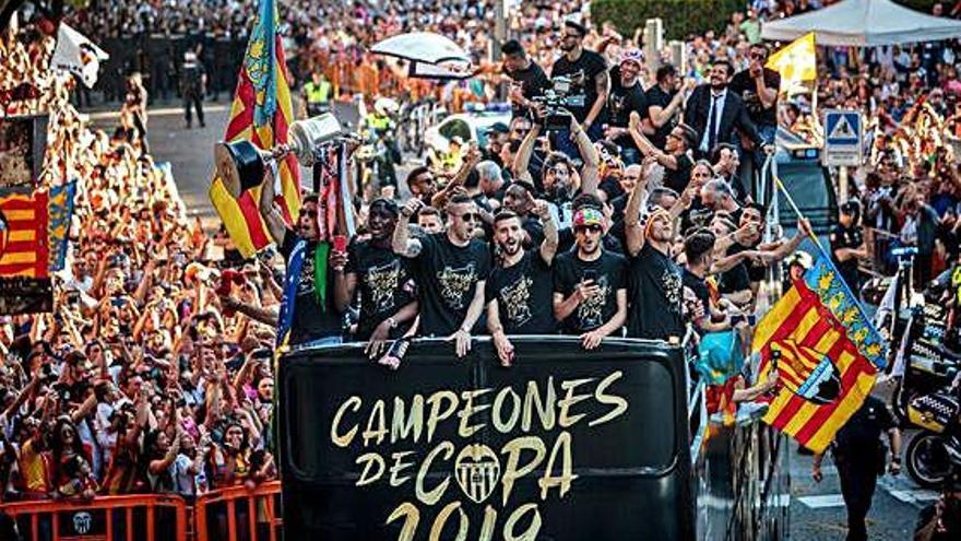 El autobús con los jugadores del Valencia atraviesa las calles de la ciudad en la celebración del título.