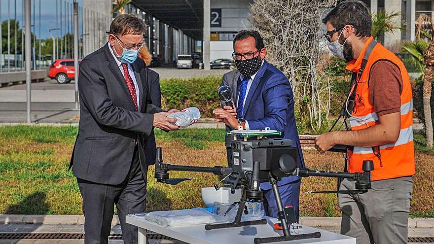 Ximo Puig, en los preparativos del primer vuelo. | LEVANTE-EMV