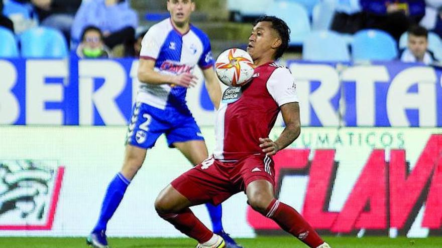 Renato Tapia controla con el pecho un balón durante el partido de ayer. |  //LOF