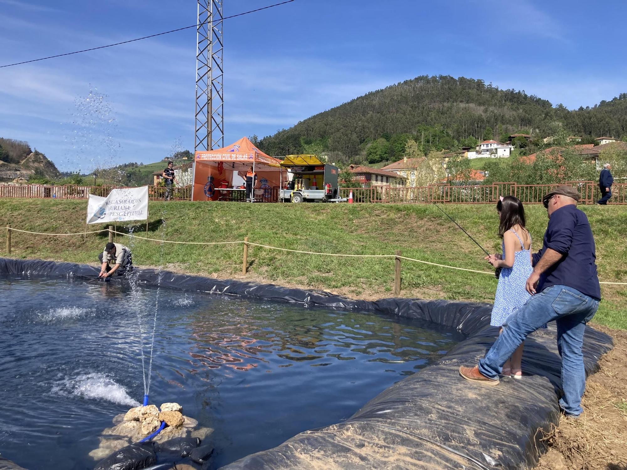 Los pequeños se divirtieron practicando pesca sin muerte en la piscina