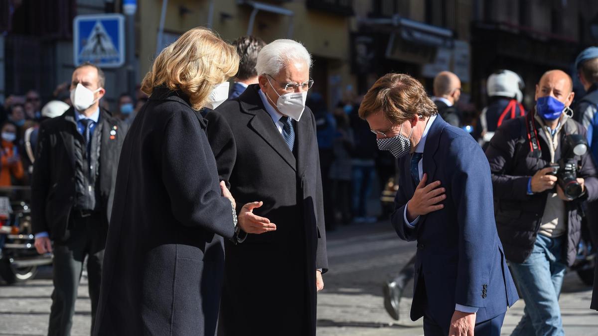 Sergio Mattarella, su hija Laura y José Luis Martínez-Almeida.