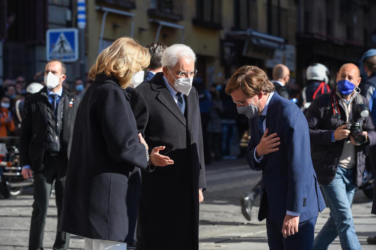 El presidente de la República de Italia, Sergio Mattarella (2i), junto a su hija Laura Mattarella y el alcalde de Madrid, José Luis Martínez-Almeida (d), en el acto de entrega de la Llave de Oro de la Villa de Madrid.