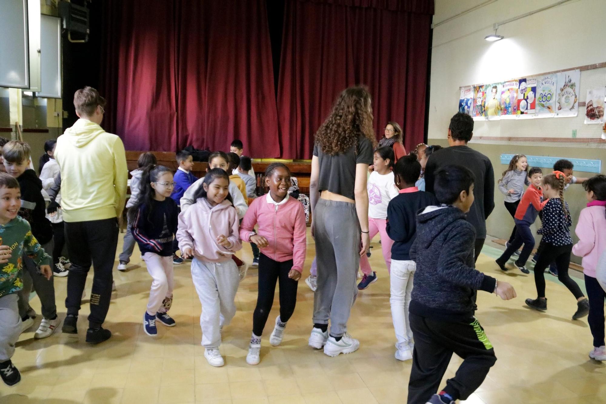 Imatges d'un dels espectacles d'A Tempo a l'escola de Santa Eugènia de Girona