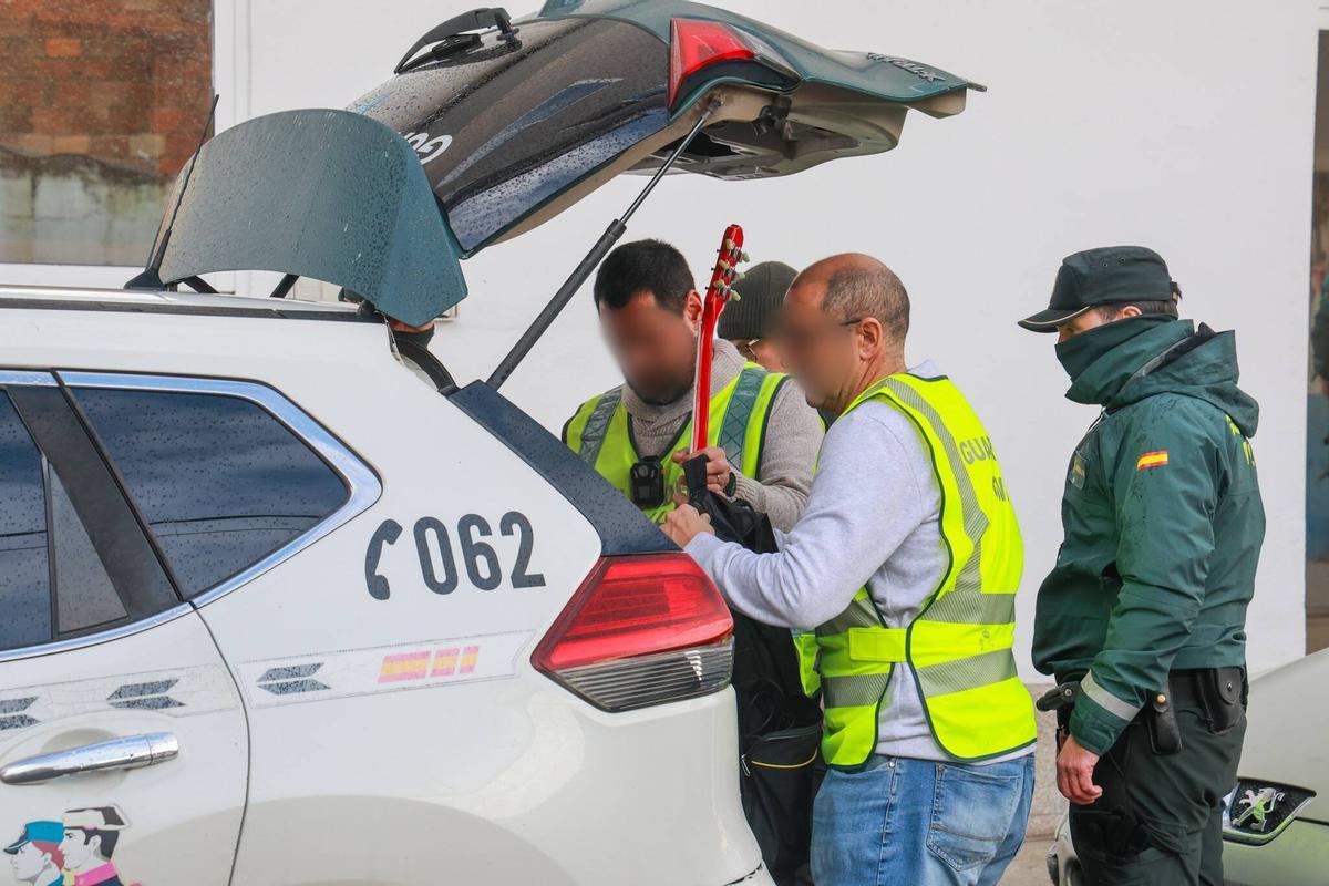 Una parte del material retirado por los agentes y entre el que había una guitarra.