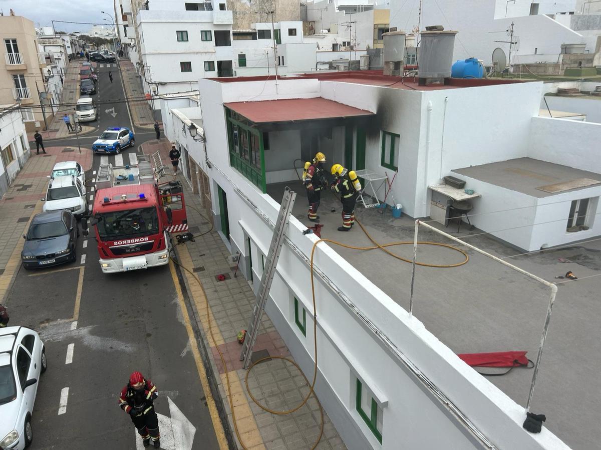 Los bomberos durante su actuación en el incendio en una casa en Arrecife.