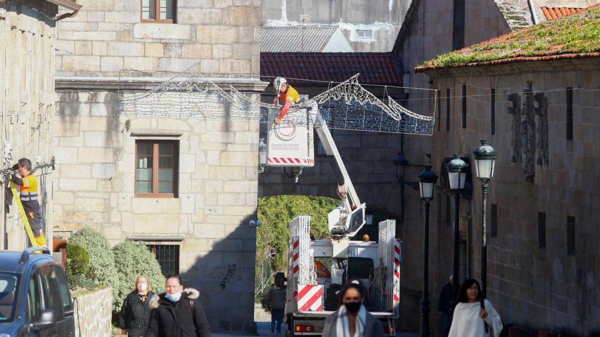 Instalación de los arcos navideños en el casco histórico de Vilagarcía