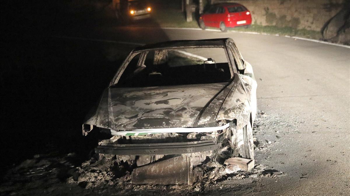 Vista de un coche calcinado en Chandebrito.