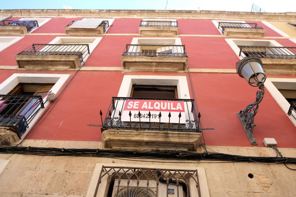 Un edificio con viviendas de alquiler en la ciudad de Alicante en imagen de archivo